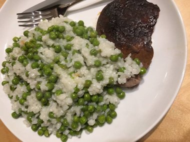 yeşil bezelye ve et ile pişmiş pirinç