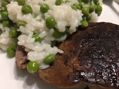 yeşil bezelye ve et ile pişmiş pirinç