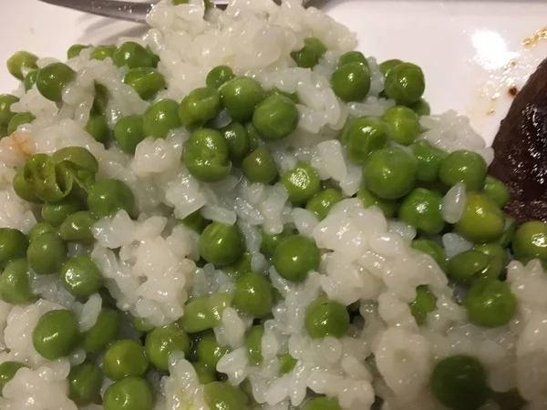 Gekochter Reis Mit Grünen Erbsen — Stockfoto
