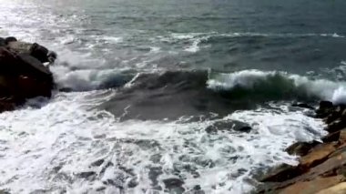 gündüz dalga sıçraması ile kayalık kıyı 