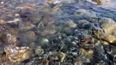 gündüz sualtı taşların görünümü