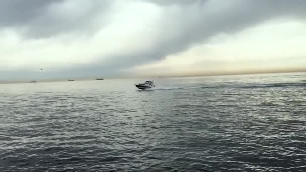 bateau flottant le long du littoral par la mer 