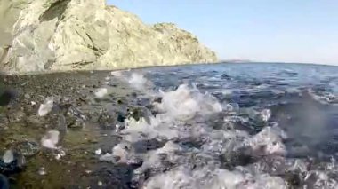 çakıl plajda deniz dalgaları