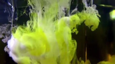 su da dökülen sarı mürekkep görünümü 