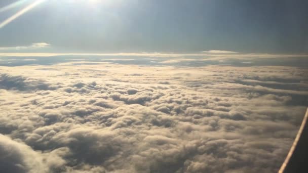 Vista Attraverso Finestra Piana Sul Cielo Nuvoloso — Video Stock