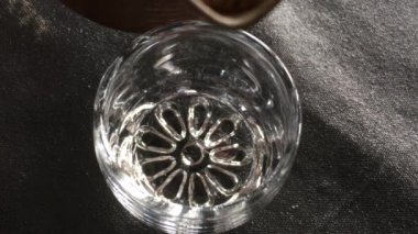 cam dökülen içki yakın