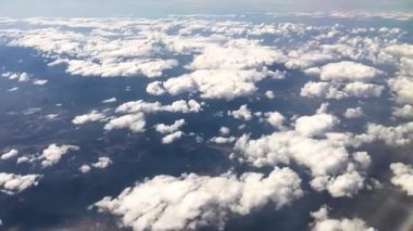 yolculuk sırasında uçağın penceresi olsa görünümü