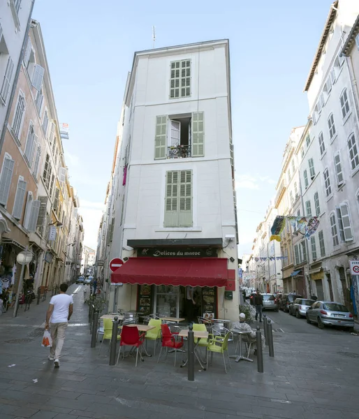 Homens andam perto e na loja de comida árabe na parte antiga do centro da cidade de Marselha — Fotografia de Stock