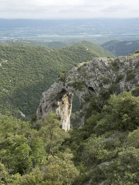 Naturalny łuk skalny o nazwie arche de portalas w dzielnicy luberon provence w południowej Francji — Zdjęcie stockowe