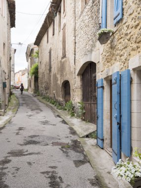 Yalnız figür ve panjurlar ve bitki manosque içinde ev ile eski sokak