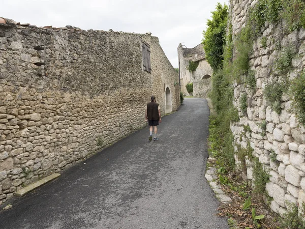 Antiguas casas medievales y el hombre en la calle en manosque —  Fotos de Stock