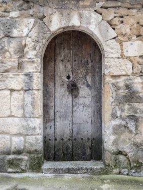 çok eski karanlık ahşap kapı evin Fransa antik kireçtaşı duvarındaki kemerli