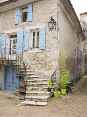 manosque mavi panjurlar ile provence kasabasında eski ev