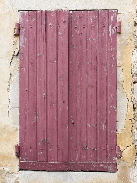 法国普罗旺斯议院老木红色棕色剥皮百叶窗 — 图库照片