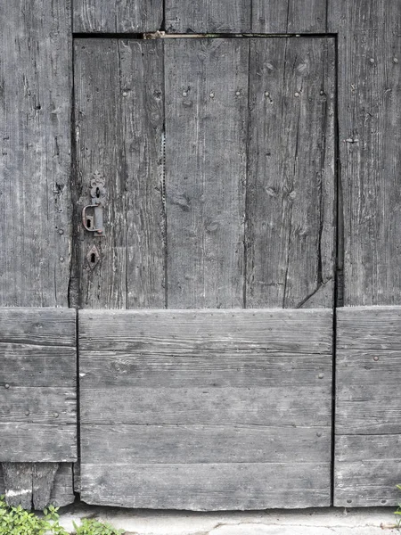 Muy viejo gruñón oscuro marrón puerta en francés provence — Foto de Stock