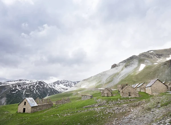 Pueblo desierto a lo largo de la carretera a col de la bonette en los alpes franceses maritimes —  Fotos de Stock