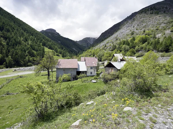 Village désert le long de la route du col de la bonette dans les alpes maritimes françaises — Photo