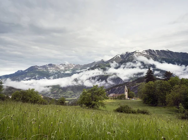 Mountains with snow and church near barcelonnette in alpes de provence — Stock Photo, Image