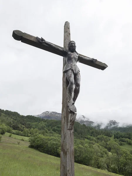 Socha Ježíše Krista na kříži ve francouzských Alpách — Stock fotografie