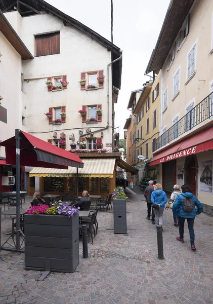 Turystów spacerem na plac miejski w francuski haute provence miejscowości barcelonnette — Zdjęcie stockowe
