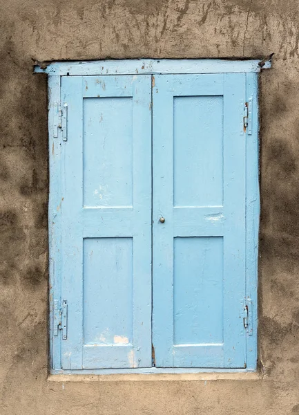 法国普罗旺斯的房子墙上的旧蓝色封闭百叶窗 — 图库照片