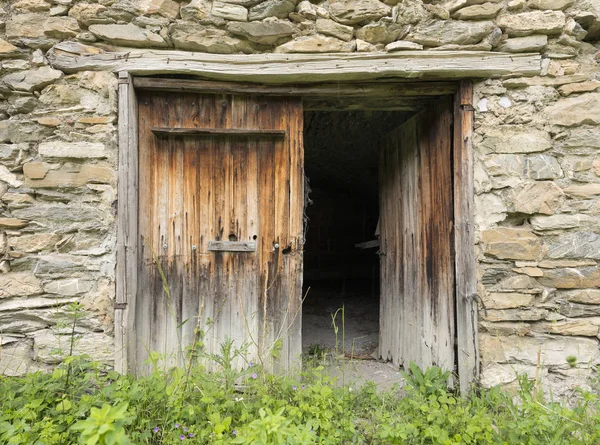 Viejas puertas marrones de madera de granero de piedra en provence francés — Foto de Stock