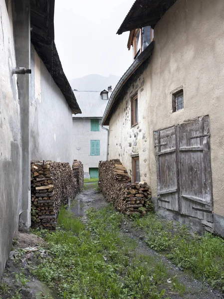 Leña entre casas antiguas en el pueblo francés de alpes de provence — Foto de Stock