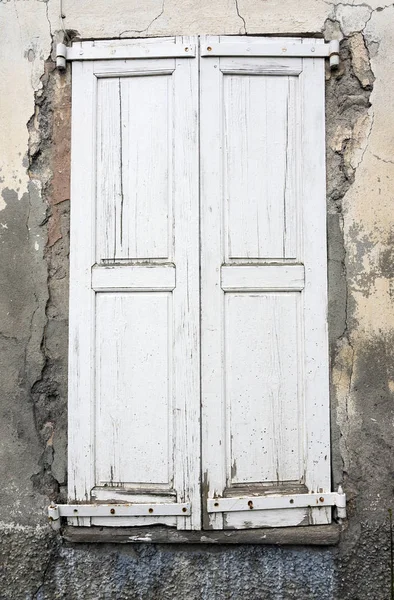 Very old weathered white painted wooden doors of house in french provence — Stock Photo, Image