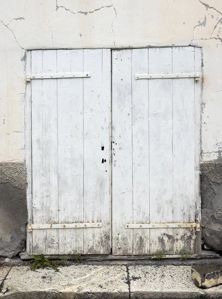 在法国普罗旺斯的房子非常老风化白色木门 — 图库照片