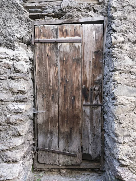 中世纪房屋古墙上非常古老的棕色蹩脚门 — 图库照片
