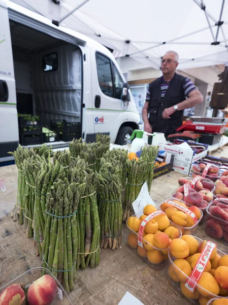 Szparagi i owoców na rynku w Briançon, w Alpach Francuskich haute provence — Zdjęcie stockowe