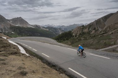 Fransız haute Provence col dizoard hemen hemen üstündeki bisikletle yalnız adam