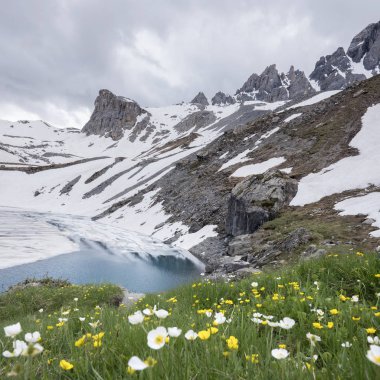 küçük st anne Gölü Fransız Alpleri'nde ceillac yakınındaki parc doğal du queyras otelleri