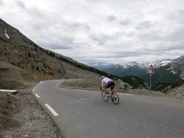 Fransız haute Provence col dizoard hemen hemen üstündeki bisikletle yalnız adam