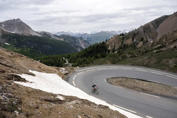 Fransız haute Provence col dizoard hemen hemen üstündeki bisikletle yalnız adam