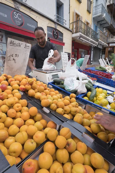 Muž prodává meruňky a další ovoce na open air trhu briancon v francouzské haute provence — Stock fotografie
