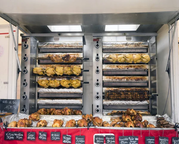 Egész csirke, grill, családi házak és villák-nak Eladó-piacon a francia város besancon — Stock Fotó