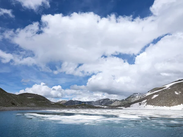 küçük st anne Gölü Fransız Alpleri'nde ceillac yakınındaki parc doğal du queyras otelleri