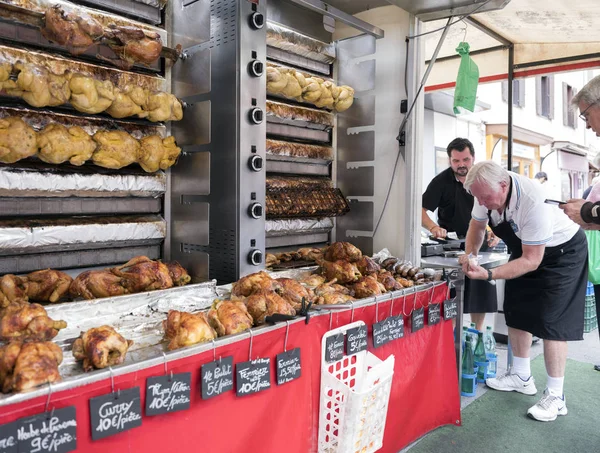 Hele kippen op de grill te koop op markt in Franse stad van Besançon — Stockfoto
