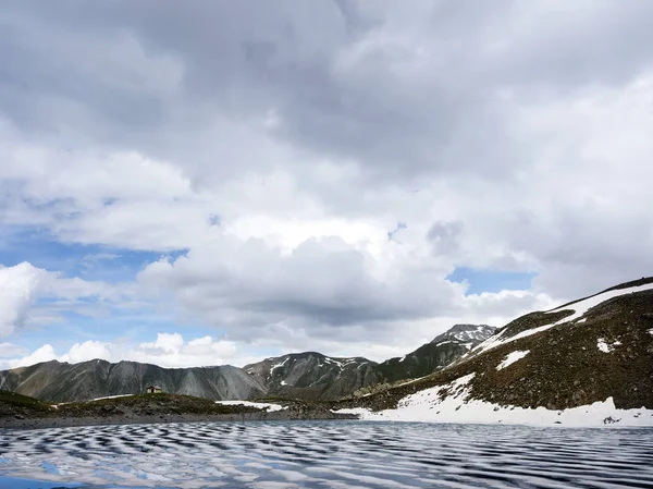 Pequeño lago de St anne en el parque natural du queyras cerca de ceillac en los Alpes franceses —  Fotos de Stock