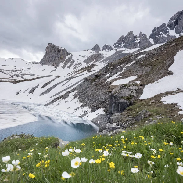 küçük st anne Gölü Fransız Alpleri'nde ceillac yakınındaki parc doğal du queyras otelleri