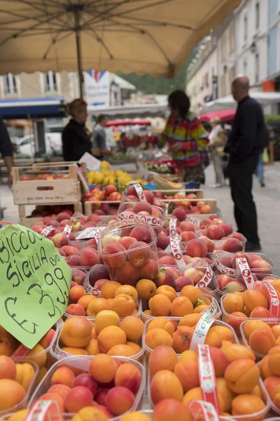 Sárgabarack és őszibarack, szabadtéri piacon a francia város, briancon eladó — Stock Fotó