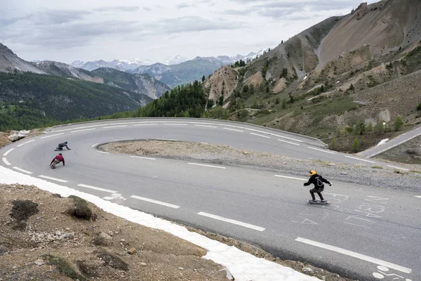 kaykay üzerinde kişi col dizoard haute Provence Fransız Alpleri'nde büyük bir hızla bırakır.