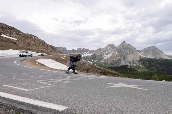 kaykay üzerinde kişi col dizoard haute Provence Fransız Alpleri'nde büyük bir hızla bırakır.