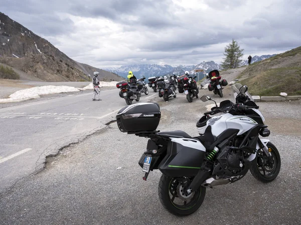 Grupo de hombres en motocicleta tomar un descanso en col dizoard en los Alpes franceses — Foto de Stock