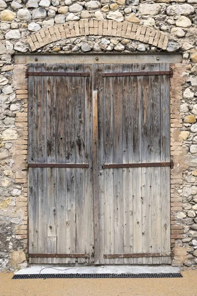 法国普罗旺斯中世纪村落古墙上古老的风化门 — 图库照片