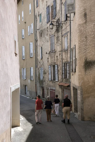 Touristes promenade dans le vieux centre du village médiéval Riez dans la provence française — Photo