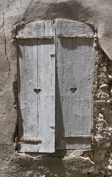 法国普罗旺斯德里耶阿波罗神庙镇中世纪建筑古墙心形洞旧灰色百叶窗 — 图库照片