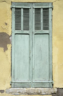 Evin Ortaçağ provence köyde sarı duvarındaki soyulması boya ile eski yeşil kapılar