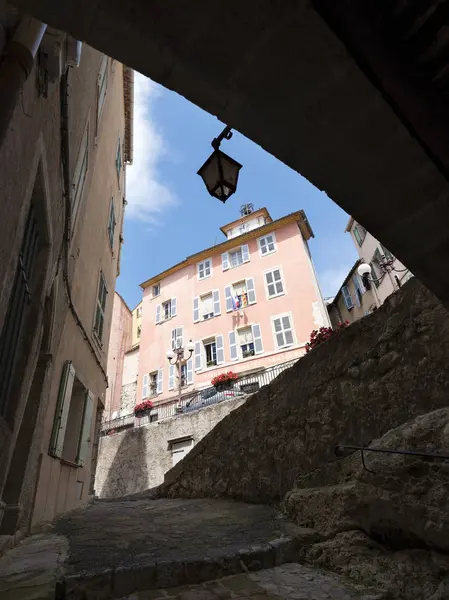 Municipio di callas borgo medievale nella provenienza francese visto dal vecchio vicolo — Foto Stock